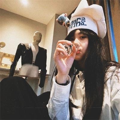 他很怪，他是我爸爸